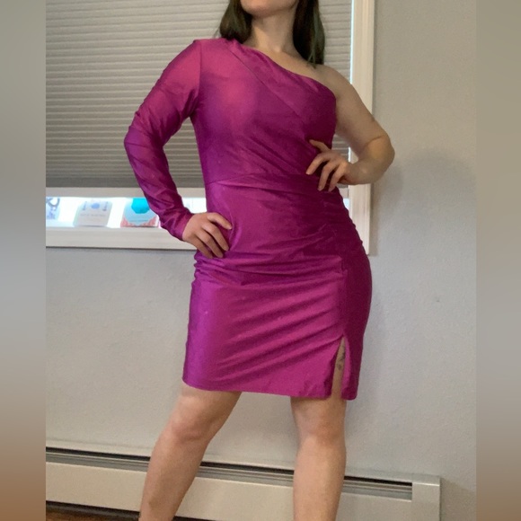 One sleeved geometric patterned dress - Picture 4 of 6